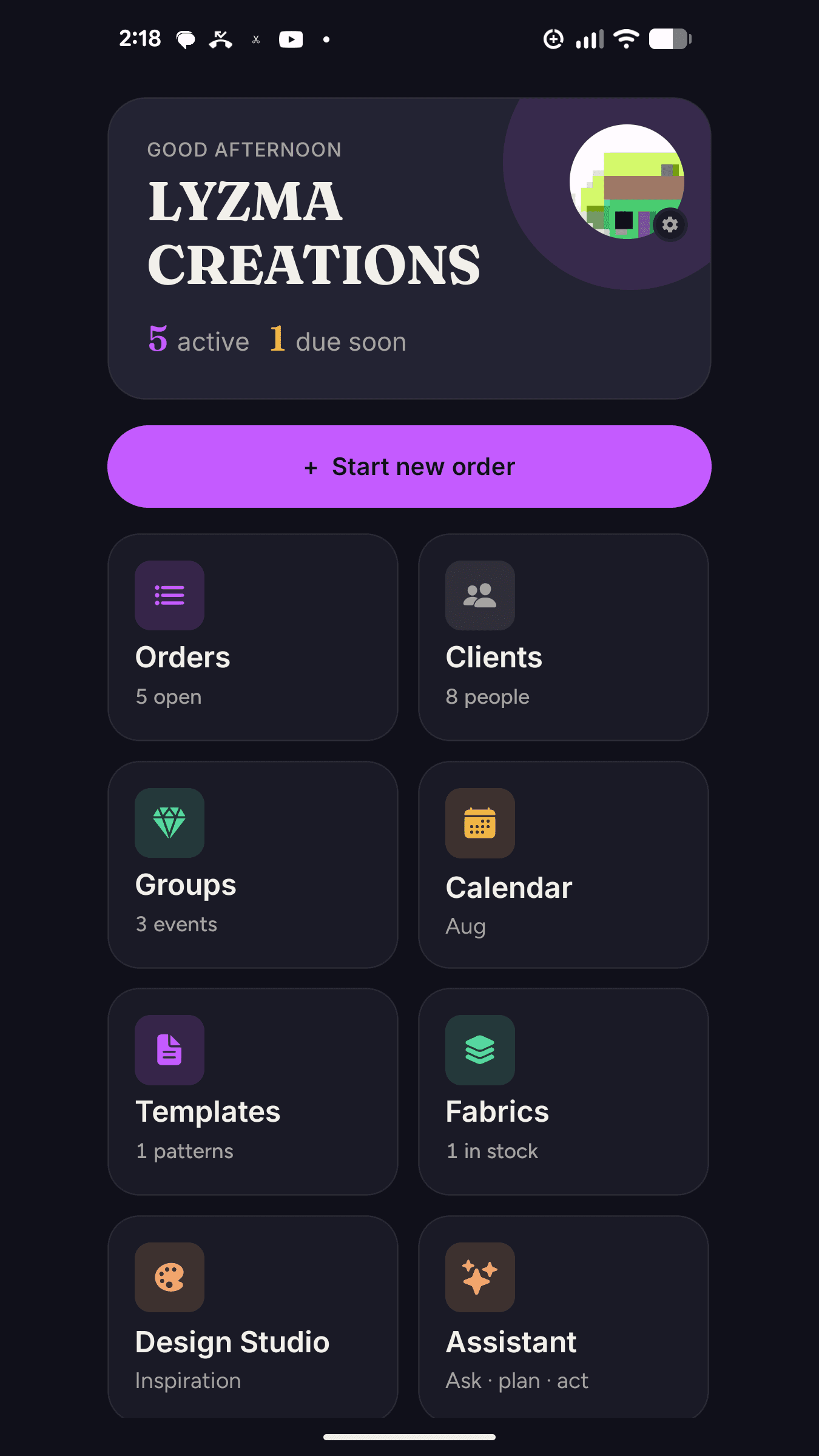 SeamFlow home screen on an Android phone in dark mode, showing orders, clients, groups, calendar, templates, fabrics, Design Studio and the assistant.